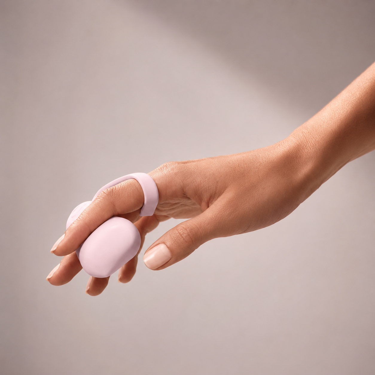 Dame Fin Finger Vibe – Discreet USB Rechargeable Finger Vibrator
